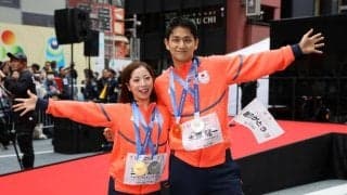 日本橋が騒然「ひゅー！」引退のりくりゅう　三浦の堂々宣言＆大照れ　顔を手旗で隠す