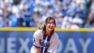 都玲華が始球式に登場「自己採点は５点。ダフり、引っかけ、ＯＢみたいな感じ」　ボールは大きく左へ