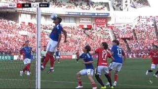 「何してんの…」Jリーグの衝撃“顔面オウンゴール”にSNS騒然！「どうしてそっちにクリアしたの」横浜FMキニョーネスが唖然