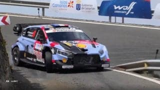 これぞ公道最速！ 超一流ドライバー、“華麗なるスピンターン”の凄技光景に脚光　壁スレスレも圧巻ドラテク見せつける