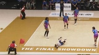 どんだけ曲がるんだ！ 魔球サーブに「入ってるぅ！！」実況興奮 驚きの変化でラインぎりぎりに“ズドン”