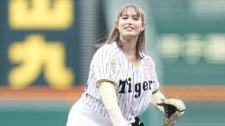 ショートパンツで豪快投球…博識モデル美女が“あちゃー”　ワンバウンドも甲子園喝采