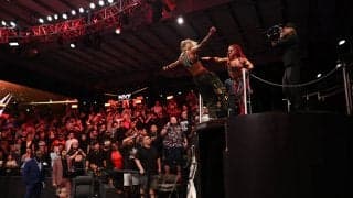 「危なすぎ」“仲良し美女タッグ”の悲しすぎる結末…中途半端な“高所テーブル葬”には賛否も「めっちゃ怖かっただろうな」