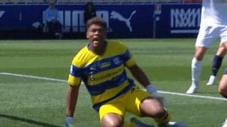 「生物的に強すぎる」鈴木彩艶の“人外すぎる頭セーブ”にファン驚愕！「何で平気なんだ」至近距離弾ストップで相手MF唖然