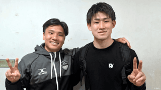 名門で磨き合った同期の二人。同じグラウンド、違うジャージーでのデビュー