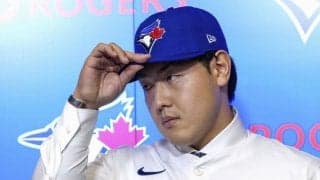 えっ！岡本和真がホッケー選手に“変身”！？仲間からフル装備手渡される→ヘルメット入りきらず大爆笑の中でシュート動作　試合前のほっこりシーン