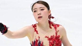 「バリ可愛いか〜」23歳フィギュア女子、黒ミニワンピ×黒タイツの装い　生け花をバックに「凄く素敵です」「めちゃくちゃ綺麗になったね」