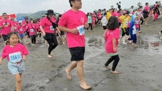 潮風受けて白砂の浜辺を裸足でラン　高知・入野海岸でマラソン大会