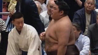 「大事なところを…」伯乃富士、想定外の珍事に苦悶 土俵下で苦笑いも「笑顔出てるw」「その時の対応だ」呼出が“トントン”でファンほっこり