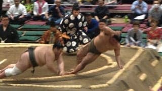 力士が土俵下に頭から落下 あわやの場面を“すごい受け身”で危機回避 驚異の身体能力に「すごい身のこなし」反響