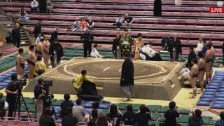 「えぇ！ 前相撲からいる」大相撲、朝一番から鎮座するミュージシャンの姿に驚き 正座で背筋“ピン” ひと際の存在感