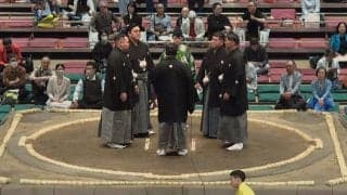 「行司さん泣かないで」物言い協議で見せた行司の表情にファン同情 「行司さんは悪くない」「災難だ」
