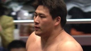 「誰？」「魔裟斗に似てる」「上半身の筋肉スゴイ」“規格外”新人力士に騒然 電車道で無傷の連勝
