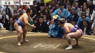 「行司激おこ」「怒られた」予期せぬ立ち合いに館内騒然「こわいよぅ」ファンも恐々