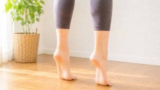 つま先立ち、かかとは高く上げればいいわけじゃない？靴・裸足の違いも解説