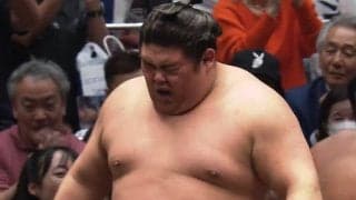 「腕が折れちゃう」伯乃富士、厳しすぎる“極め”に苦悶 ファンは“ヒヤヒヤ” 直後に逆転で館内は拍手喝采