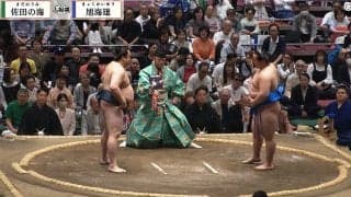 えぇー！ 親方の背後から有名美人モデルが“ひょっこり”登場 熱戦直後の際立つ存在感に驚きの声
