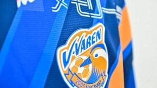 ｢めっちゃ可愛い｣J1長崎が“爆速男”のコラボ特製Tシャツを本人にサプライズプレゼント!?｢キャンベルの笑顔200%が見れて嬉しい｣｢Tシャツ以上に本人が可愛いのズルい」