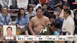 「気配消しすぎ」土俵脇の目立つ席にお笑い界“達人” ひっそり座る姿に驚きの声「あれっ？おるやん！」「ジャケット着てないとわからん」