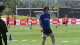【日本代表】中村俊輔コーチ、代表エンブレムシャツでイベント参加　「魔法の左足」見せる場面も