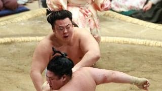 翔猿、宇良との激しい相撲制し１敗守る　引き技で翔猿軍配→物言い→取り直し→押し出しで翔猿
