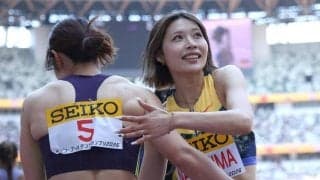 陸上　女子ハードラーが互いをたたえあったシーン　先輩から受け継がれたスタイル　福部真子が中島ひとみとハグ＆田中佑美の頭をナデナデ