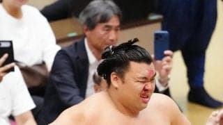 大関霧島が流血も勝ち越し　土俵から落ちて顔面強打「一瞬クラッとなったけど、全然大丈夫」