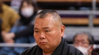 霧島が土俵下へ落ちてきた　審判の浦風親方が右膝痛めた「痛いよ…」