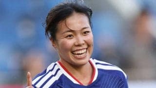 【なでしこ】谷川萌々子がバイエルンの優勝報告会参加　民族衣装でシャーレ掲げるレアショット