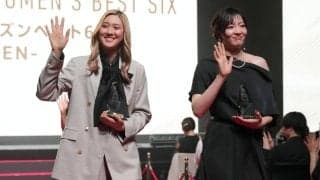 【バレー】佐藤淑乃がMVP　グレーのパンツスタイル姿で登壇「世界を相手に戦える選手に」