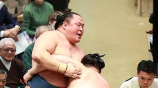 十両陥落が決定的の玉鷲　11敗目も「前に走る」残り２日間へ決意　取組前はソックスで寒さ対策