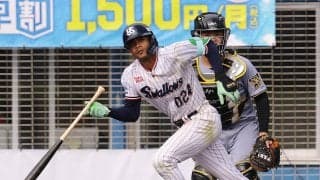 【ヤクルト】前日22日支配下昇格モンテル、初出場初打席で初安打　記念球はベンチへ