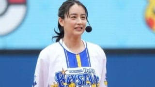 ショーパン美女が“暴投”に「きゃあー」　ポニテ揺らし豪快投球…キュートな笑顔で魅了