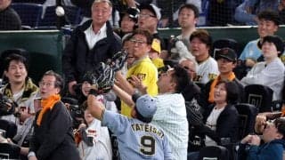 【阪神】危険！立石正広がエキサイトシートから手を伸ばした観客と接触　倒れ込み捕球も進塁許す