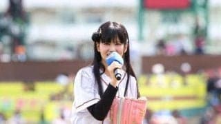 「綺麗な黒髪ロング最高よね」球場降臨の人気美女の豪快投球に反響　なびく黒髪とスカート「この躍動感よ」「２人ともいいフォーム」