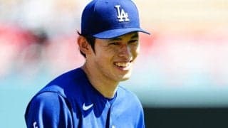 佐々木朗希に「オニイチャン！　オニイチャン！」　ロッカーで抱きつく同僚…報道陣も笑い