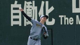 阪神　森下翔太が左翼守備でビッグプレー！左翼線の打球を二塁へノーバンストライク送球　ダルベックが余裕でタッチアウトに