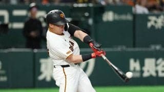【巨人】痛そう…浅野翔吾が自打球に表情ゆがめもん絶　トレーナーが駆け寄るも出場続ける