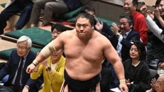 若隆景が４年ぶり２度目Ｖ　決定戦で霧島圧倒押し出し撃破「子供たちに『優勝してね』と言われていた」２２年春場所以来、歴代３位の長期ブランク２５場所ぶり賜杯