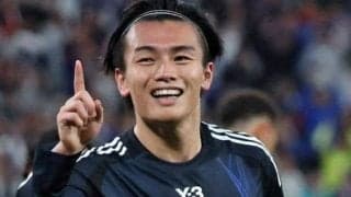 「なんて幸せな写真なんや」　日本代表ＦＷが愛娘を抱く写真投稿「家族からパワーたくさんもらいました！」　妻との２ショも　「パパ頑張ってね」「寝方一緒なの可愛すぎる」