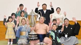 家族と万歳三唱　若隆景の優勝支えた家族　６歳長男、パパの膝の上で「かっこいい」