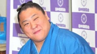若隆景、５日目に祝勝会の鯛持ちを予行練習　奥さんが買ってきた鯛１匹を持って「写真を撮らされました」