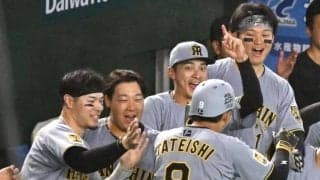 いいコンビ！佐藤輝が見せたアニキぶりが胸アツ！凡退直後の立石にベンチで手ぶりを交えて助言→ドラ１後輩「どういう心構えをした方がいいか」と感謝
