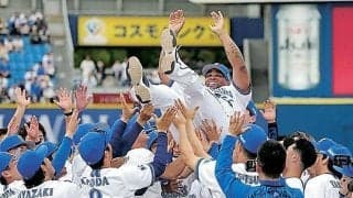「泣けるよ」ＤｅＮＡ　電撃引退ビシエドの「送別会」度会の密着ショット投稿に反響「皆さん素敵な笑顔」