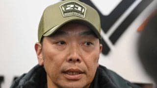 渋谷署前は騒然　巨人・阿部慎之助監督の逮捕で深夜に５０人以上の報道陣が詰めかける　警察官が出て指示も