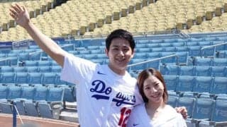 りくりゅうペア、ドジャースタジアムに来場　オリジナルユニで2ショット…仲良くキャッチボールも