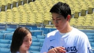 ドジャース　りくりゅうペアが始球式に登場！試合前に予行演習　本番ではリフトから投球　本拠地がどよめく
