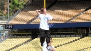 りくりゅうペアの始球式にドジャースタジアムどよめく！リフトした状態からロバーツ監督にワンバン投球　本番で勝負強さ発揮　練習での珍事から見事に修正