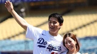 りくりゅう三浦璃来さん、木原龍一さんのリフトで豪快投球　ロバーツ監督が捕手　ドジャース始球式