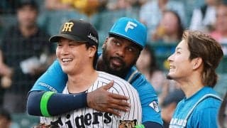 【阪神】交流戦ならではの光景　昨季まで日本ハムの伏見寅威はレイエスからのバックハグに笑み